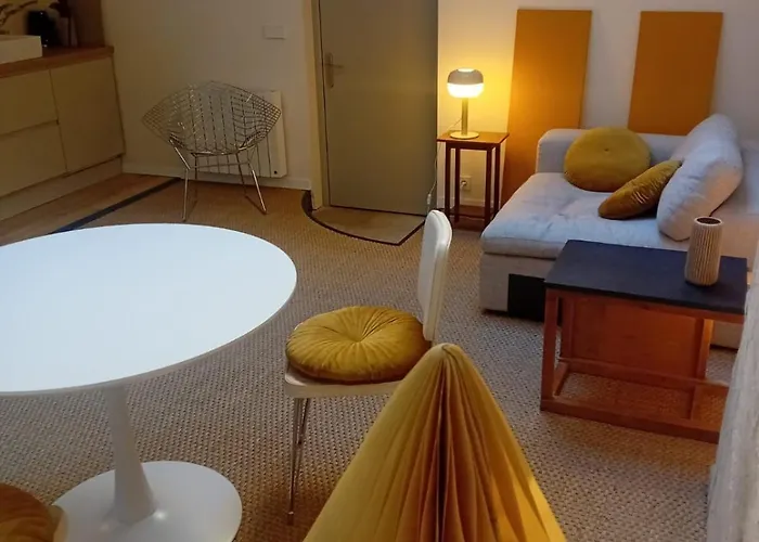 Tiny, Bright Architect-designed Loft, King Size Apartment Saumur